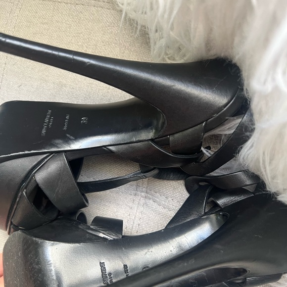 YVES SAINT LAURENT
Leather T-Strap Sandals
Size: 9 | IT 39 - Picture 7 of 7